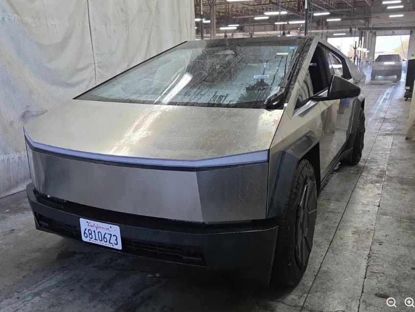 2024 Tesla Cybertruck Base — photo 1 of 8