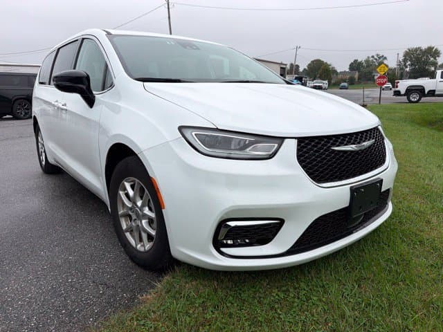 2024 Chrysler Pacifica Touring L — photo 1 of 6