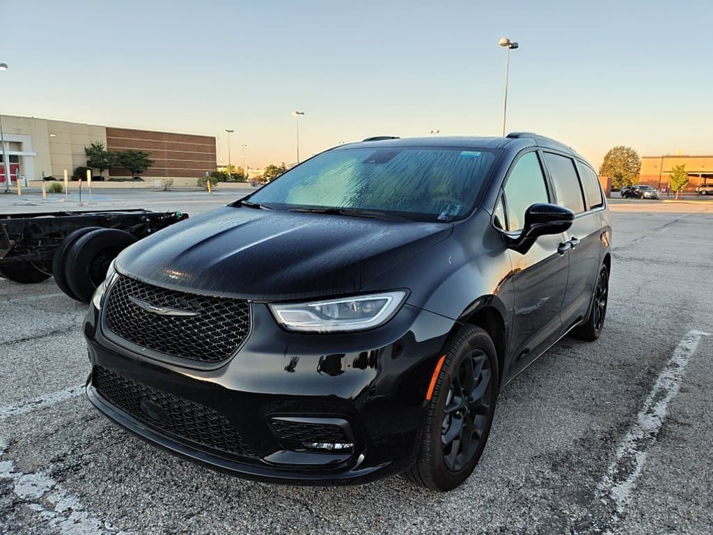 2024 Chrysler Pacifica Limited — photo 1 of 13