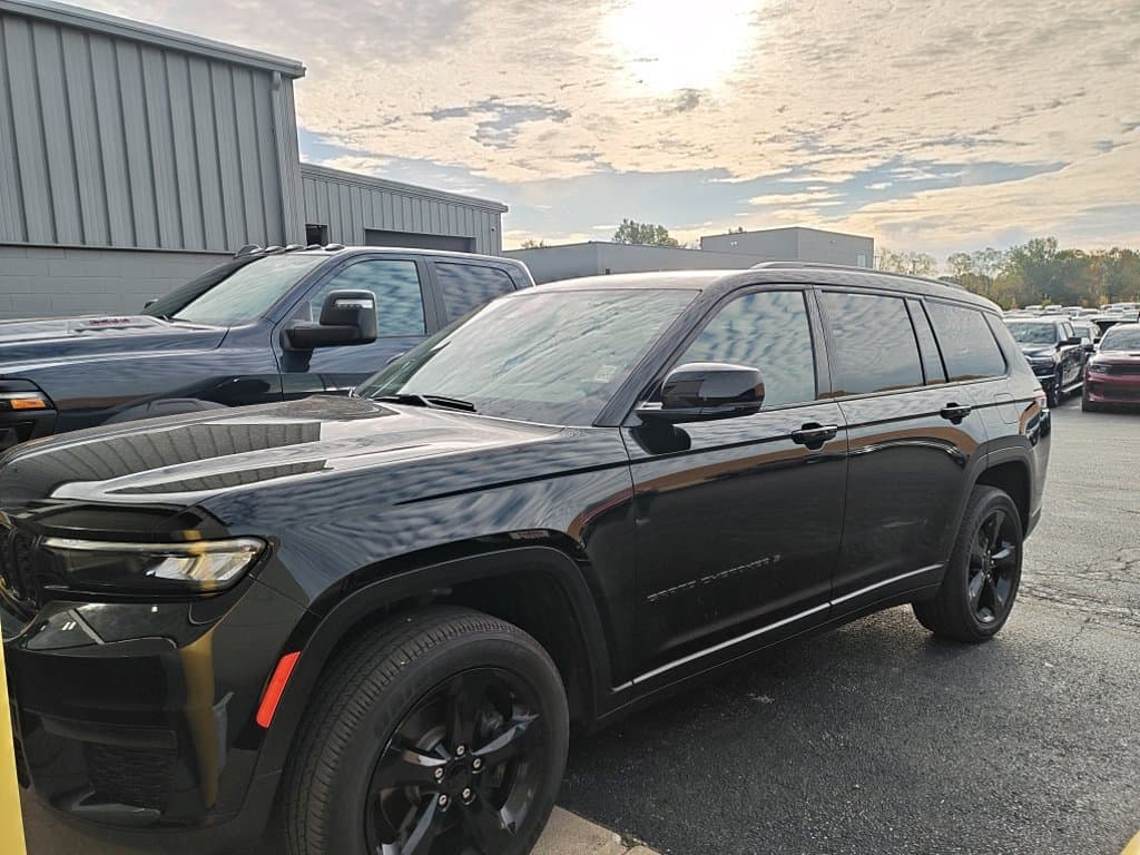 2025 Jeep Grand Cherokee L Altitude X — photo 1 of 13
