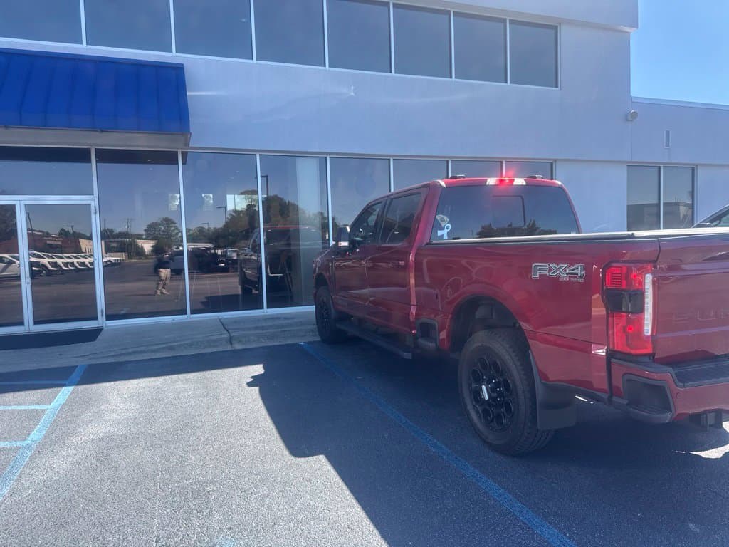 2025 Ford Super Duty F-250 SRW LARIAT — photo 1 of 9
