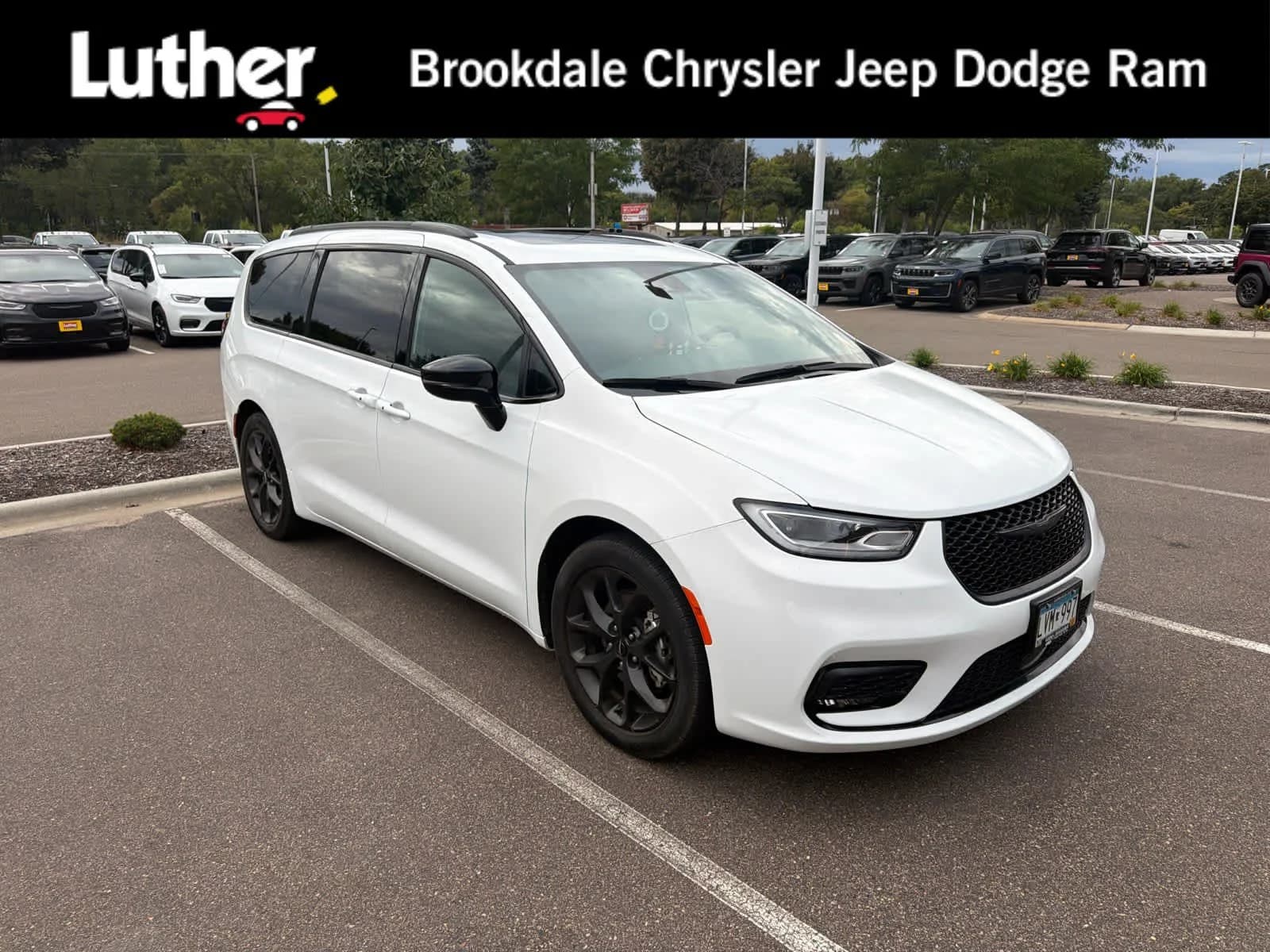 2024 Chrysler Pacifica Limited — photo 1 of 15