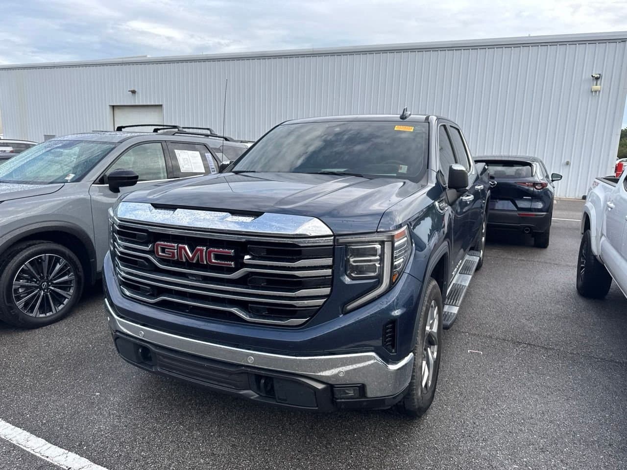 2022 GMC Sierra 1500 SLT — photo 1 of 9