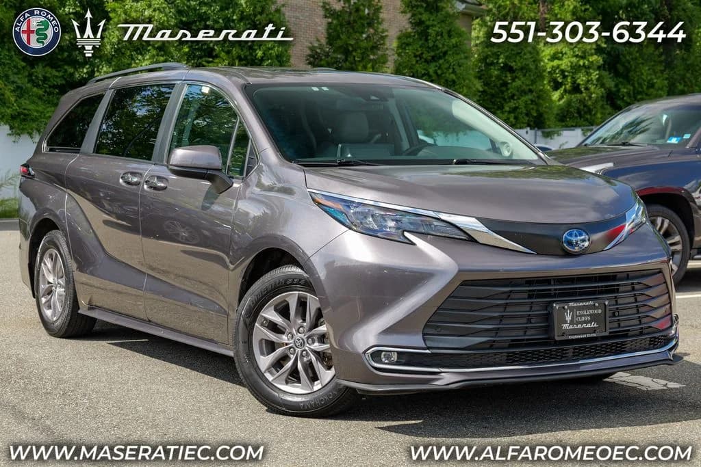 2024 Toyota Sienna XLE — photo 1 of 61