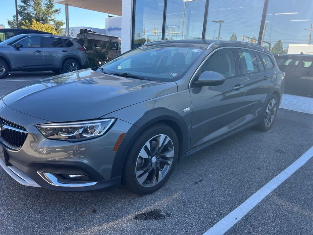 2018 Buick Regal TourX Essence — photo 1 of 16