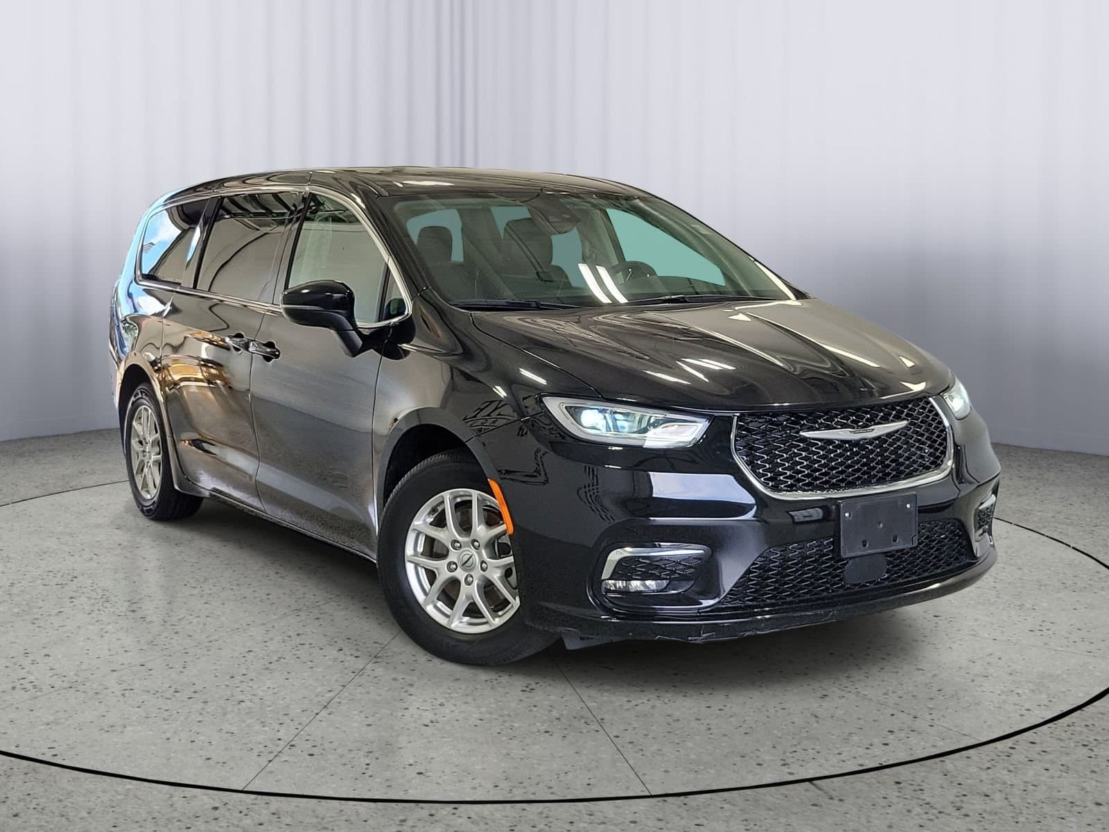 2023 Chrysler Pacifica Touring L — photo 1 of 33
