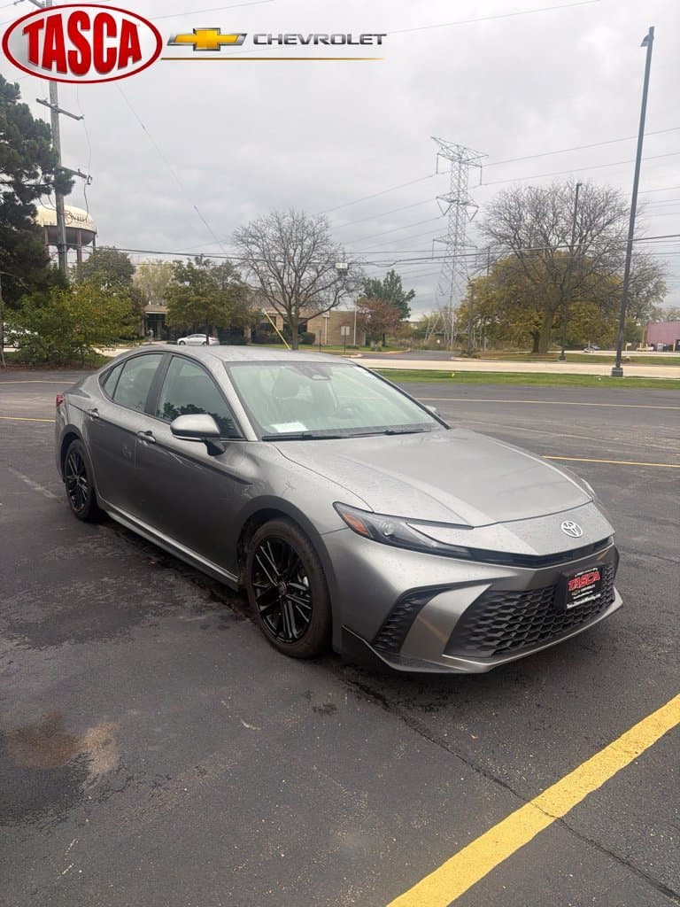 2025 Toyota Camry SE — photo 1 of 11