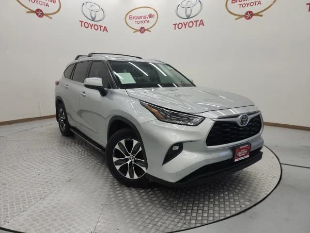 2021 Toyota Highlander XLE — photo 1 of 18