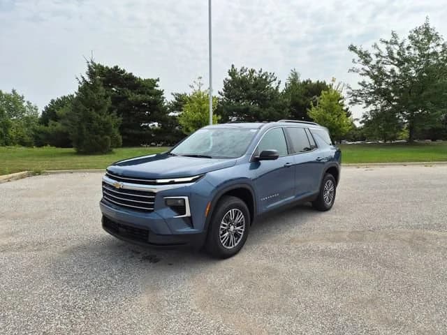 2024 Chevrolet Traverse LT — photo 1 of 35