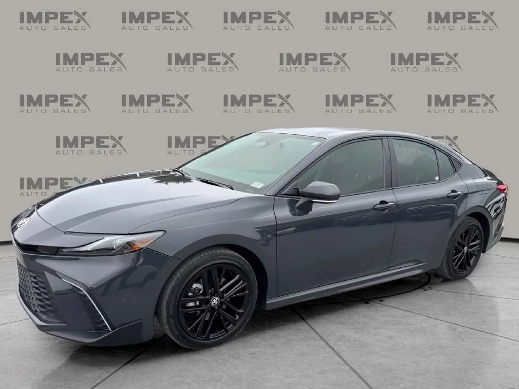 2025 Toyota Camry SE — photo 1 of 33