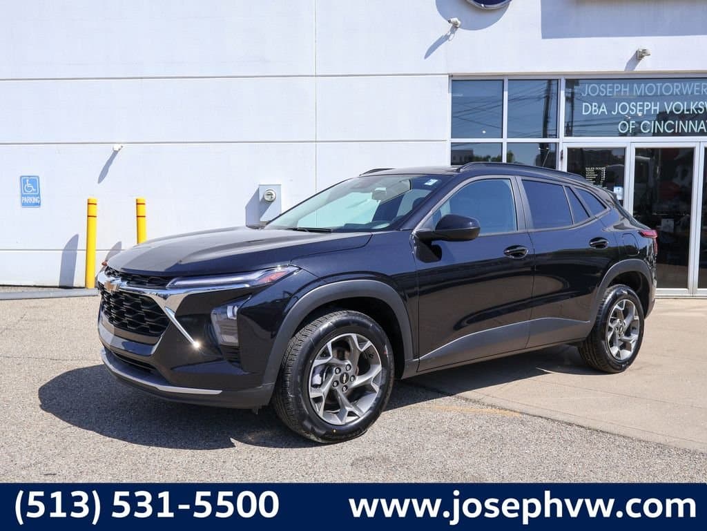 2024 Chevrolet Trax LT — photo 1 of 29