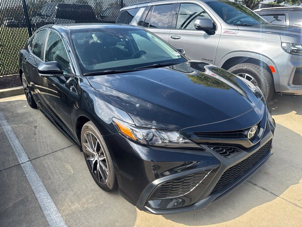 2024 Toyota Camry SE — photo 1 of 4
