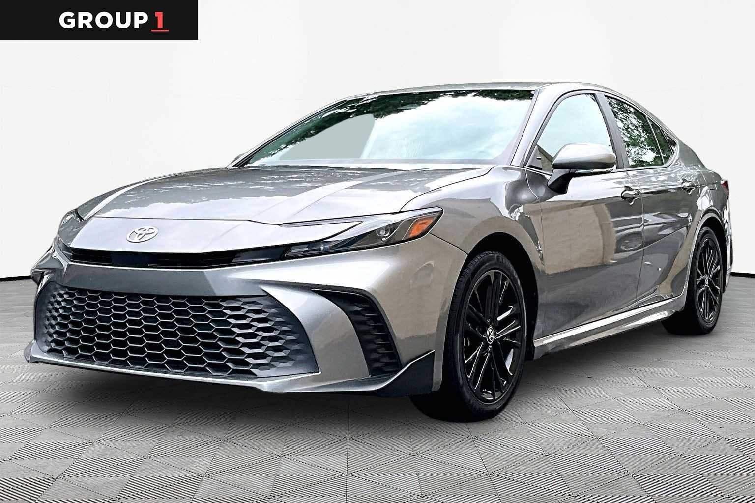2025 Toyota Camry SE — photo 1 of 34