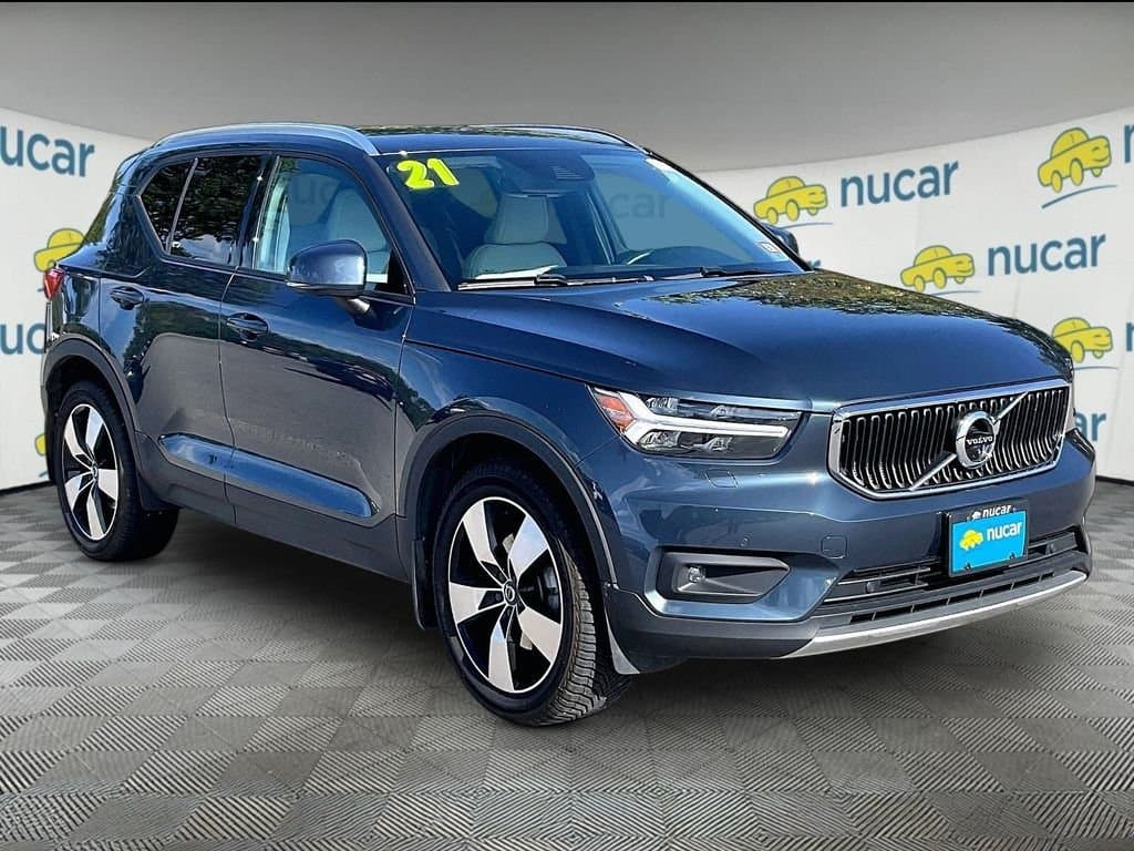 2021 Volvo XC40 Momentum — photo 1 of 38