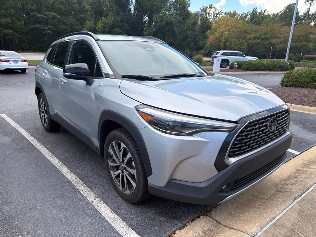 2025 Toyota Corolla Cross XLE — photo 1 of 6