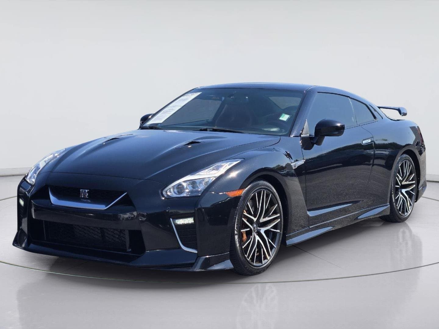 2020 Nissan GT-R Premium — photo 1 of 32