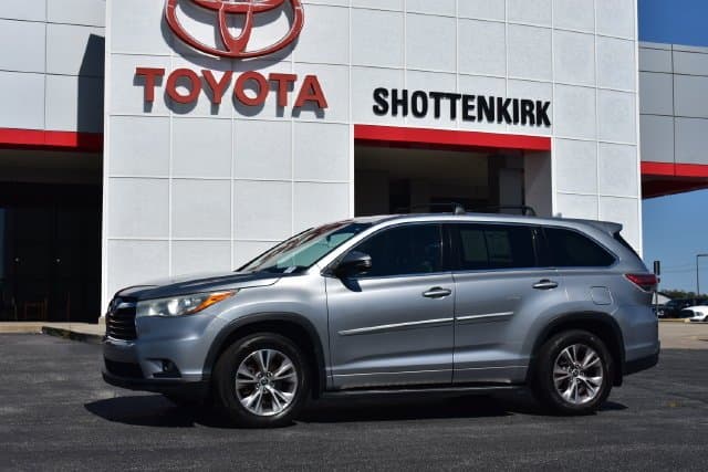 2016 Toyota Highlander LE Plus — photo 1 of 33