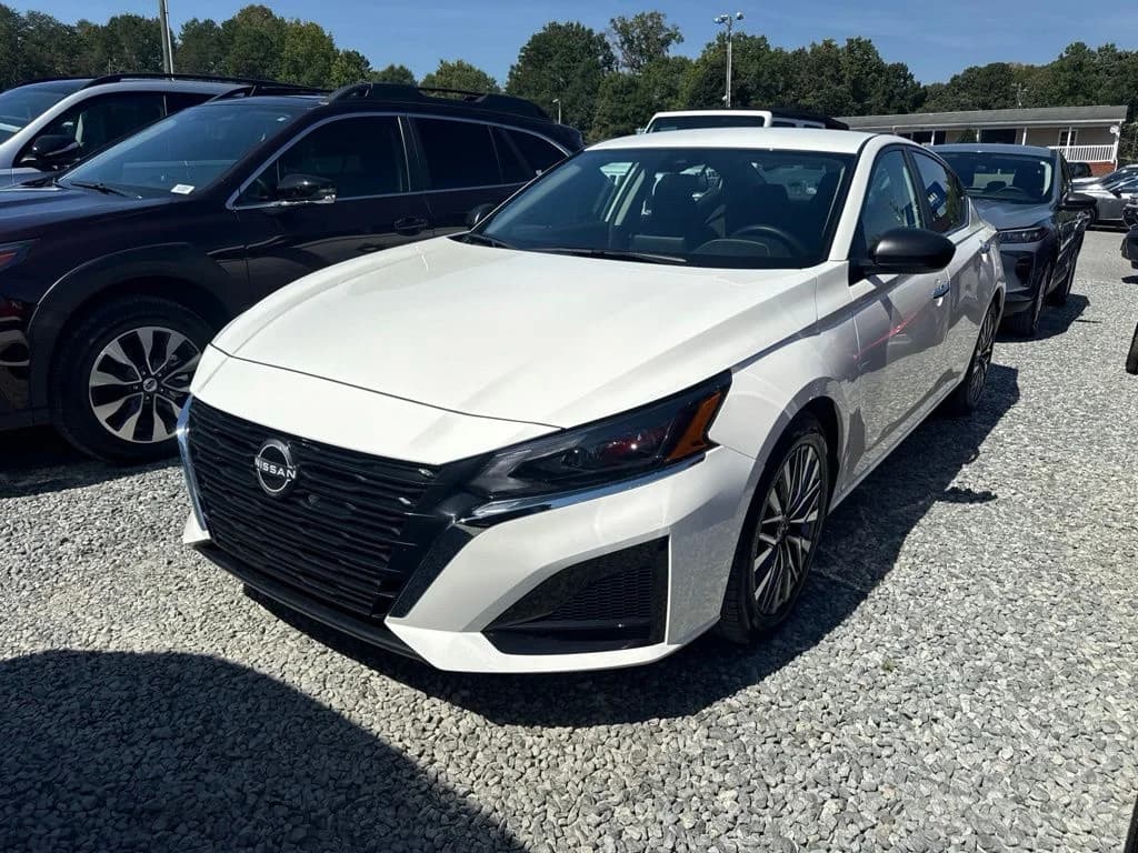 2025 Nissan Altima SV — photo 1 of 4