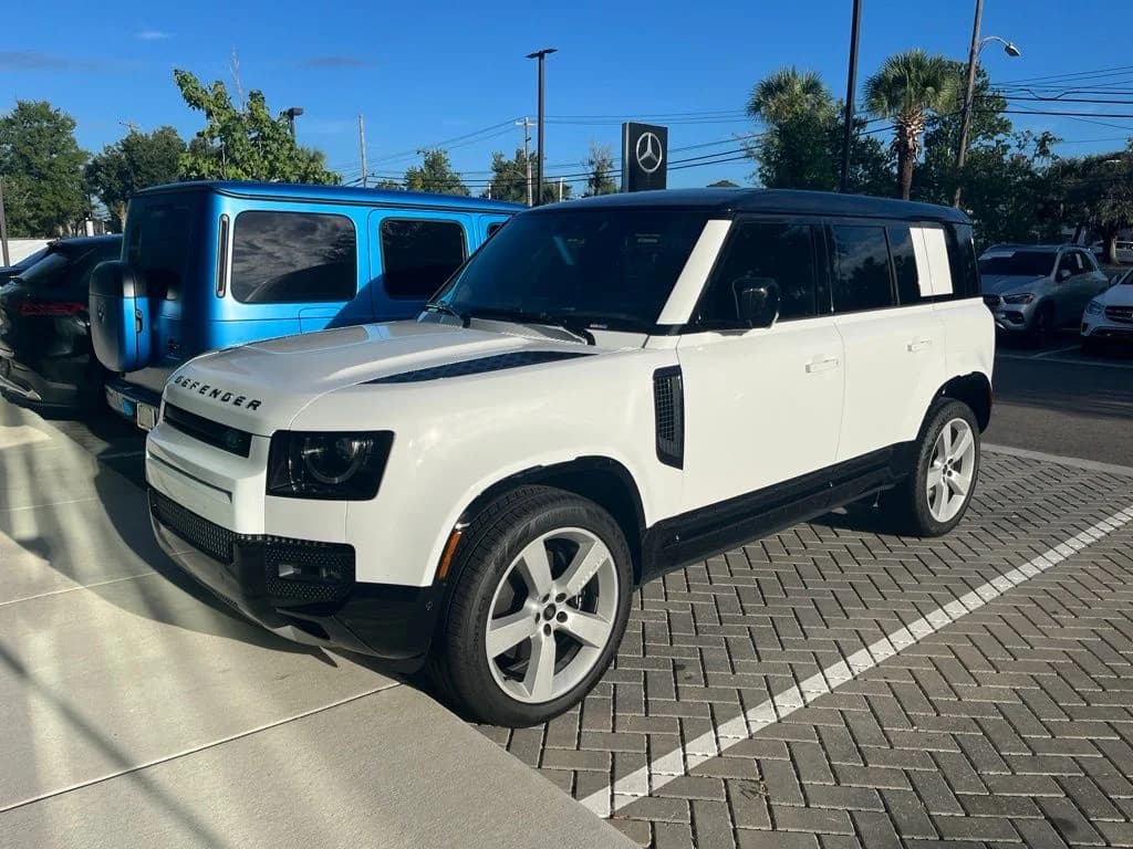 2025 Land Rover Defender V8 — photo 1 of 12