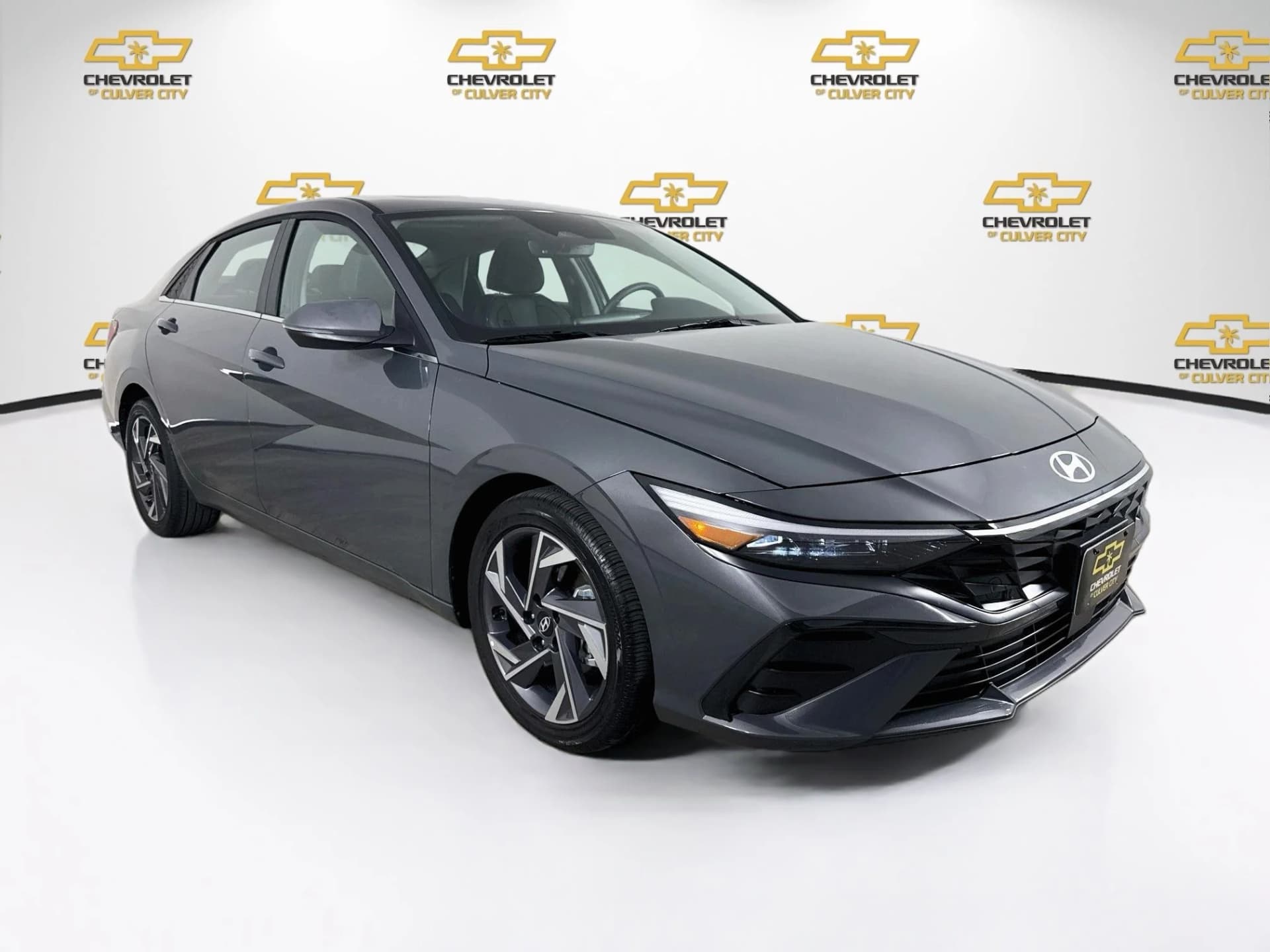2025 Hyundai Elantra Limited — photo 1 of 34