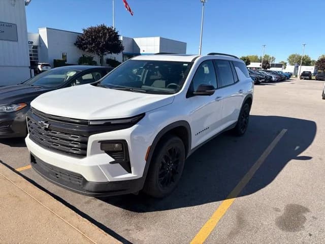 2024 Chevrolet Traverse AWD LT — photo 1 of 11