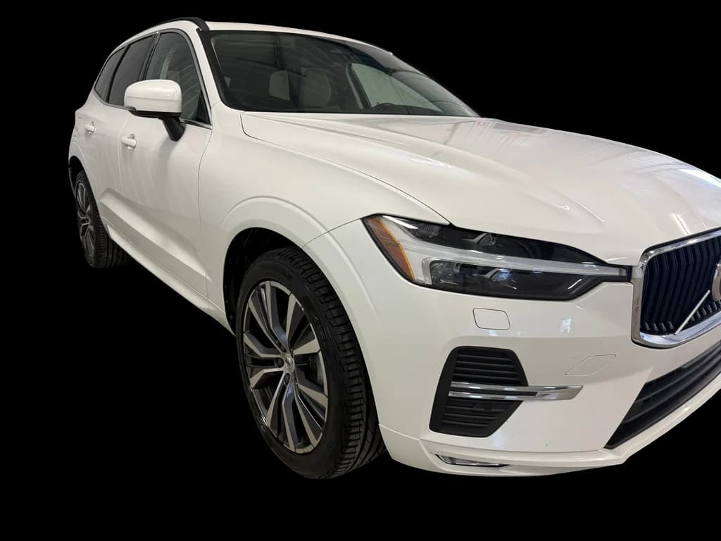 2022 Volvo XC60 Momentum — photo 1 of 40
