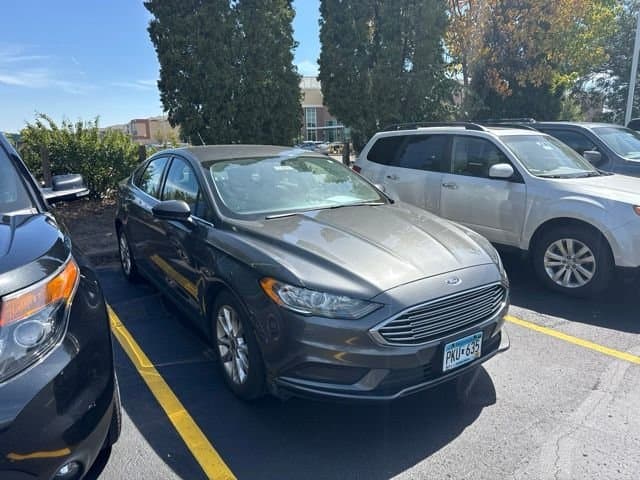 2017 Ford Fusion SE — photo 1 of 3