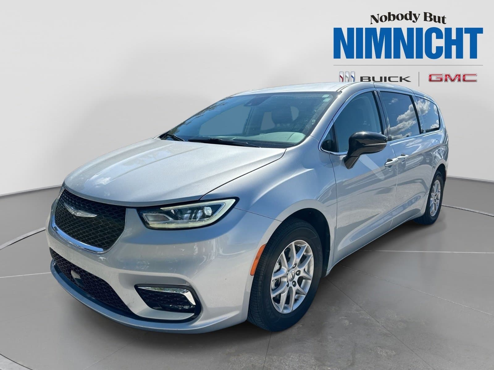 2024 Chrysler Pacifica Touring L — photo 1 of 4