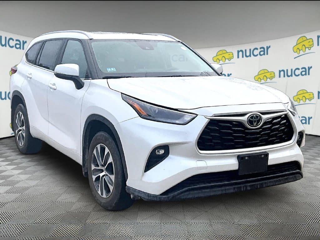 2023 Toyota Highlander XLE — photo 1 of 3