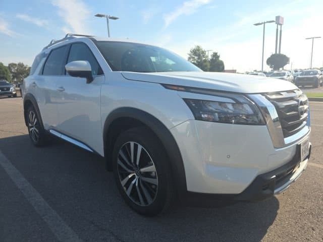 2025 Nissan Pathfinder Platinum — photo 1 of 7