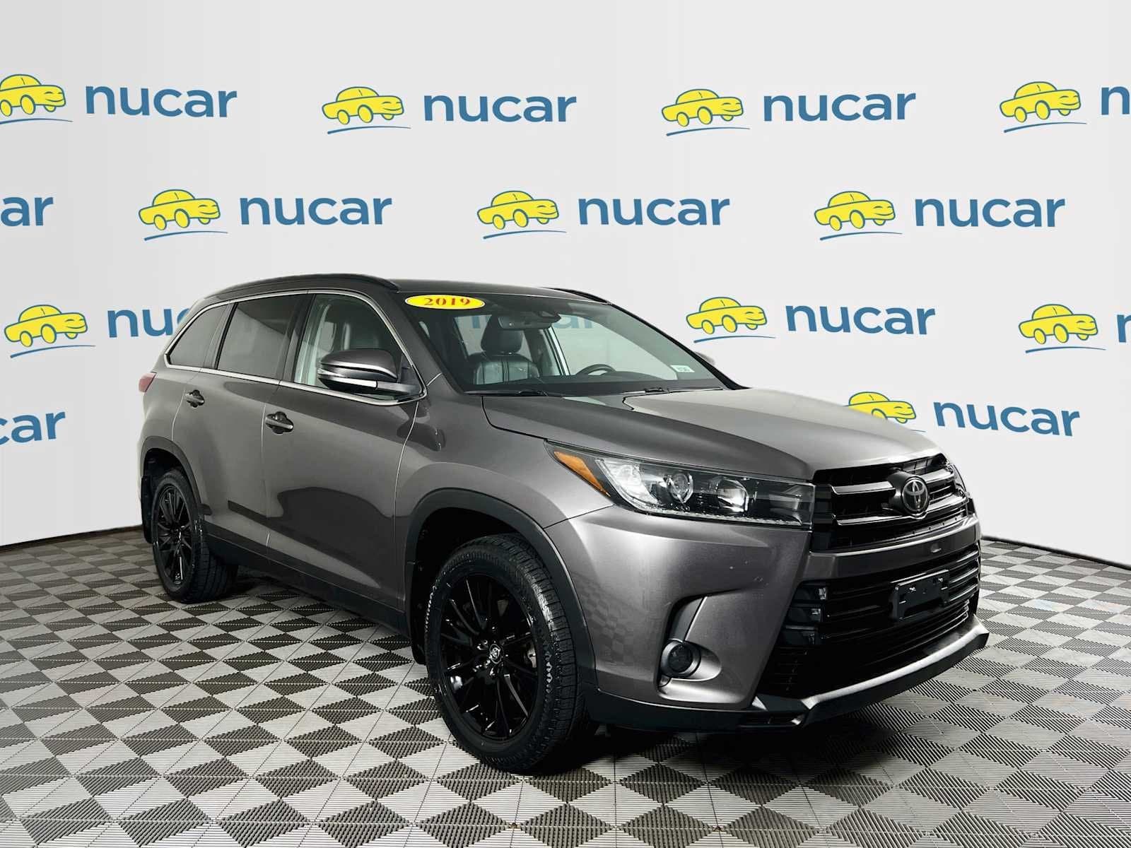 2019 Toyota Highlander SE — photo 1 of 35