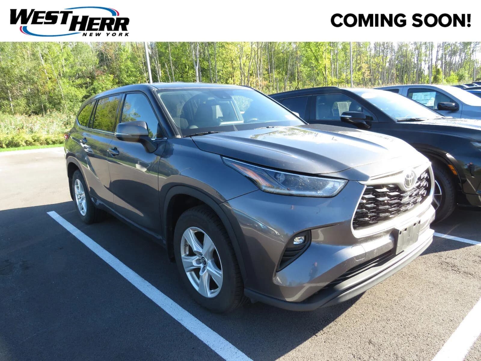 2021 Toyota Highlander LE — photo 1 of 16