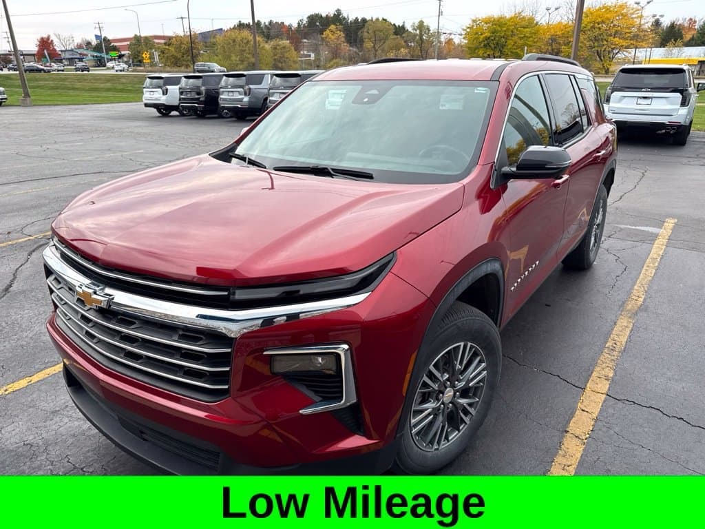 2024 Chevrolet Traverse Base — photo 1 of 9