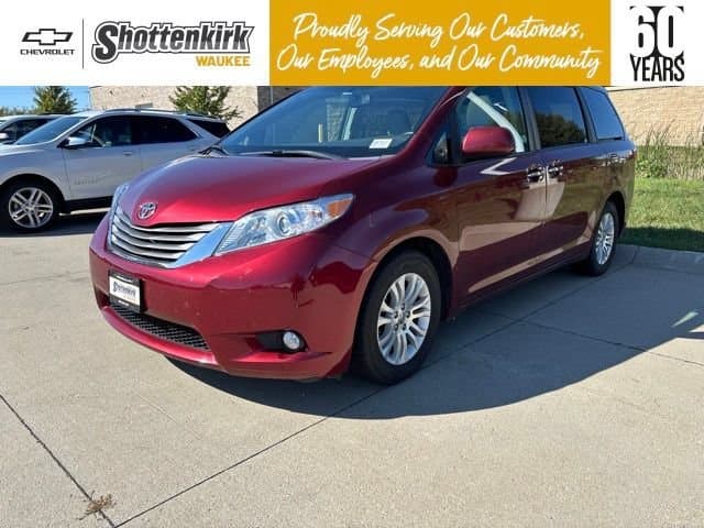 2017 Toyota Sienna XLE Auto Access Seat — photo 1 of 15