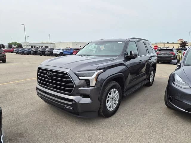 2023 Toyota Sequoia SR5 — photo 1 of 10
