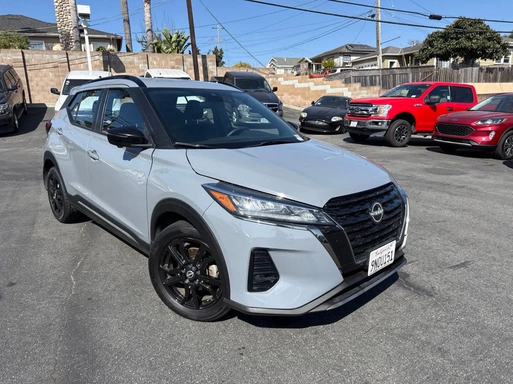 2024 Nissan Kicks SR — photo 1 of 8