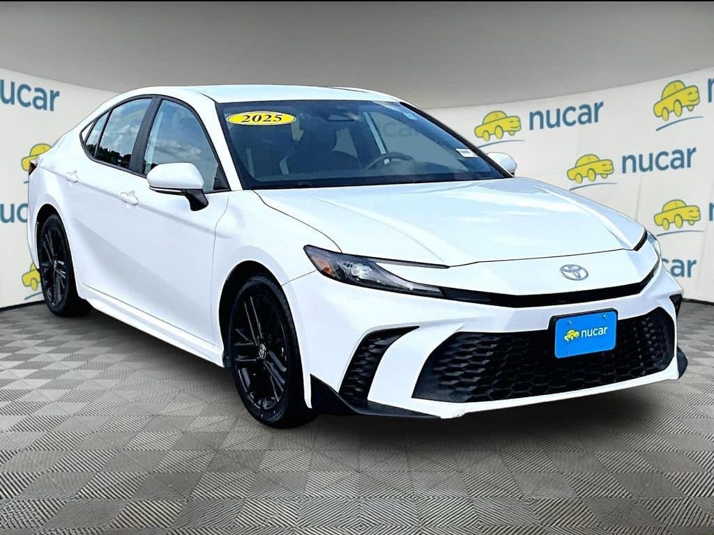 2025 Toyota Camry SE — photo 1 of 35