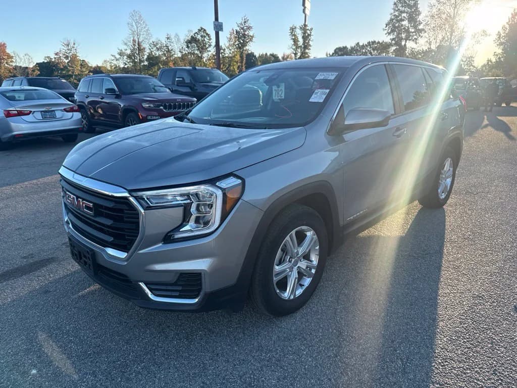 2024 GMC Terrain SLE — photo 1 of 14