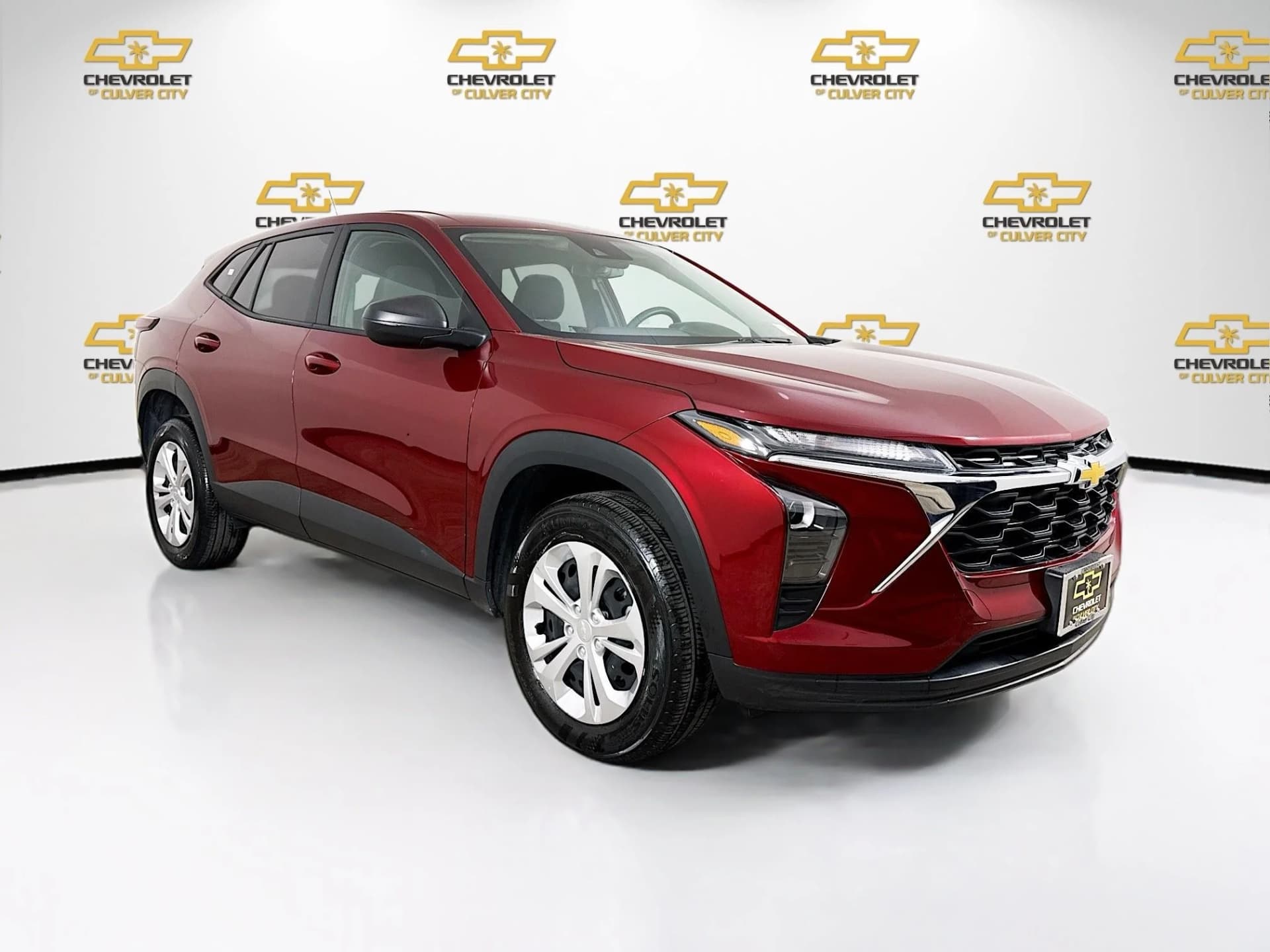 2024 Chevrolet Trax LS — photo 1 of 33