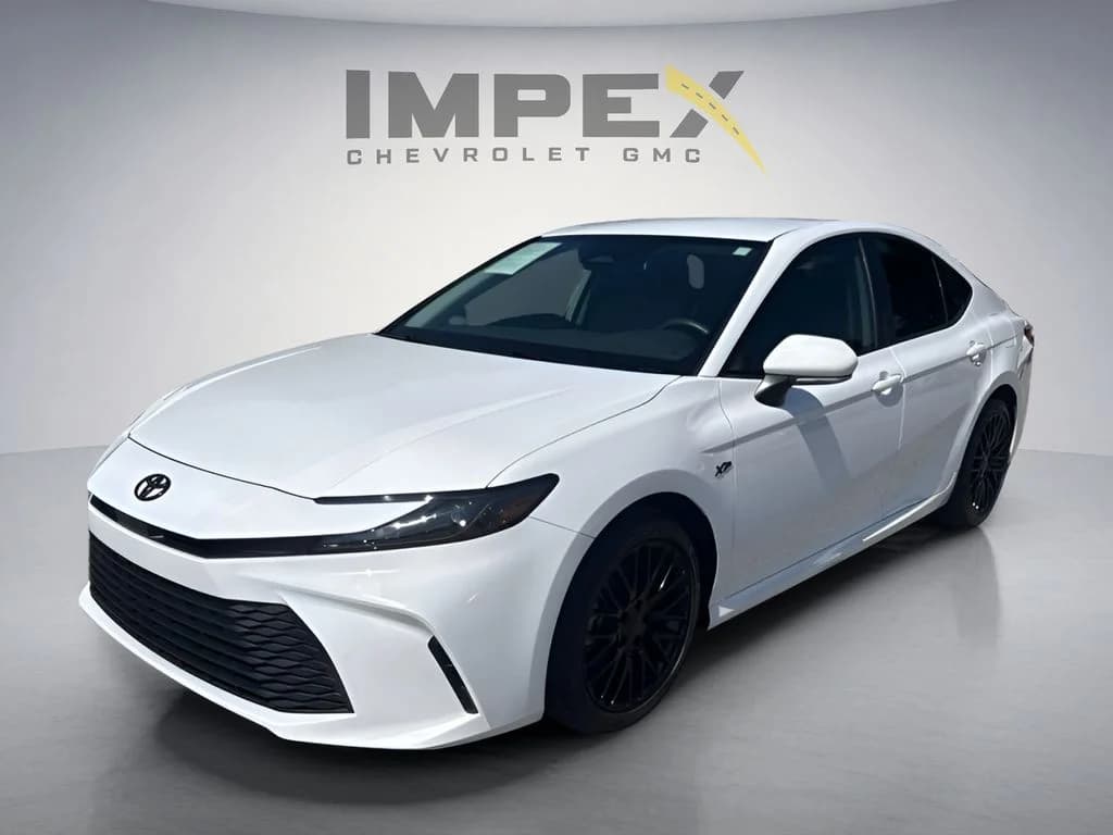 2025 Toyota Camry LE — photo 1 of 37