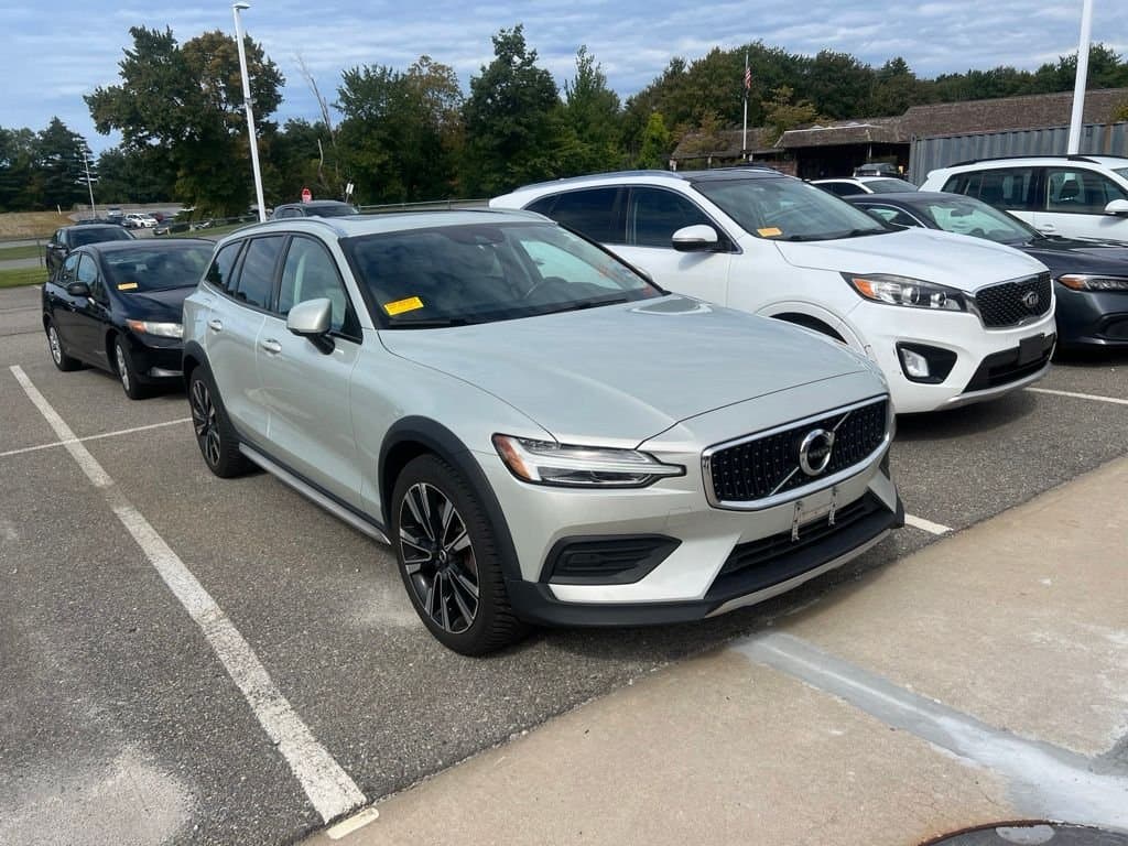 2020 Volvo V60 Cross Country Base — photo 1 of 4