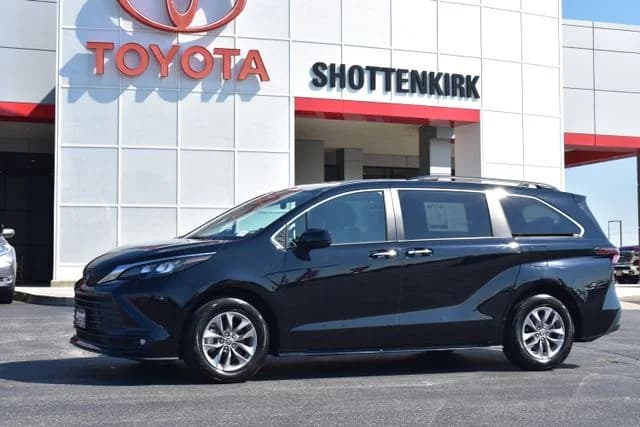 2025 Toyota Sienna XLE — photo 1 of 40