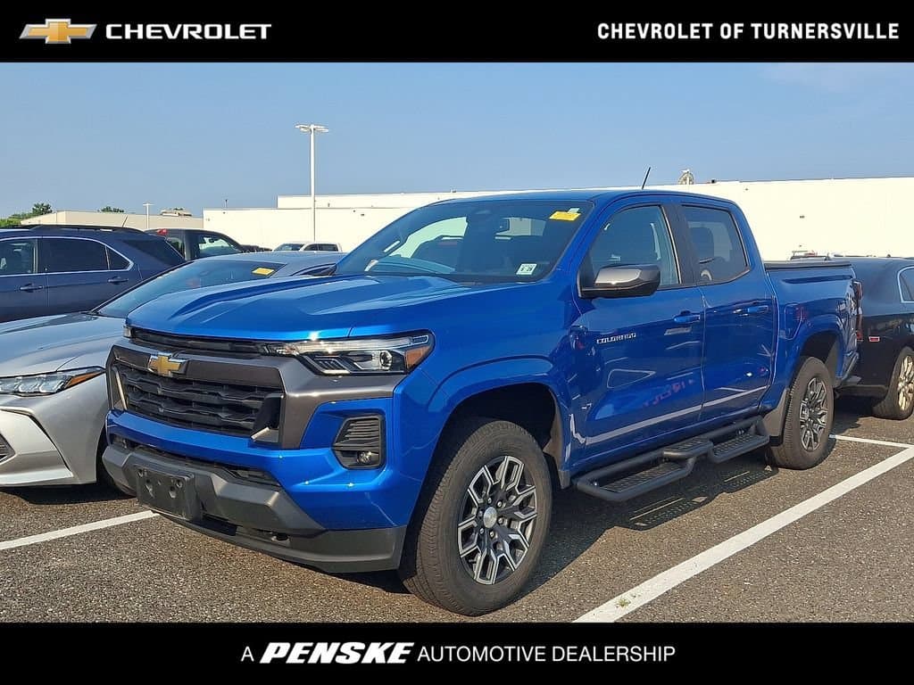 2023 Chevrolet Colorado 4WD LT — photo 1 of 4