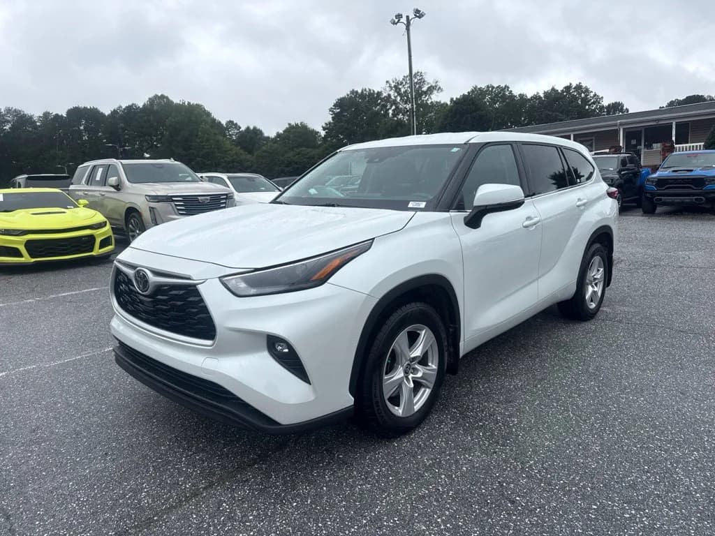 2022 Toyota Highlander LE — photo 1 of 32