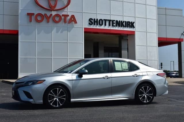 2018 Toyota Camry SE — photo 1 of 30