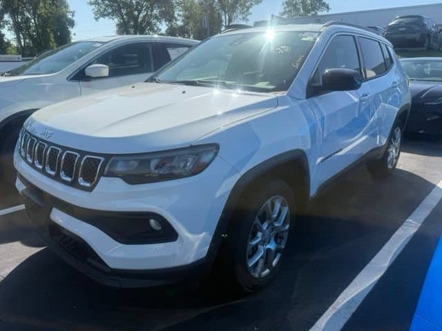 2023 Jeep Compass Latitude Lux — photo 1 of 12