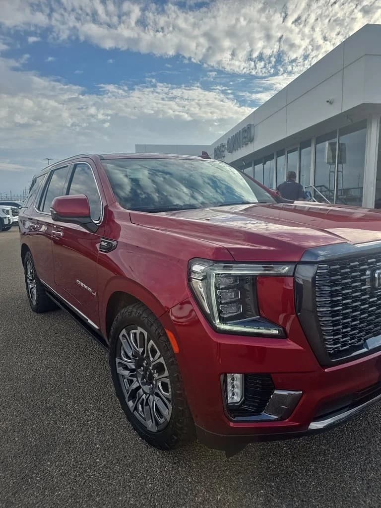 2023 GMC Yukon Denali Ultimate — photo 1 of 2