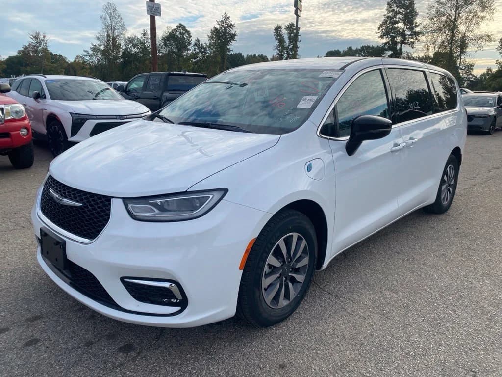 2024 Chrysler Pacifica Hybrid Select — photo 1 of 15