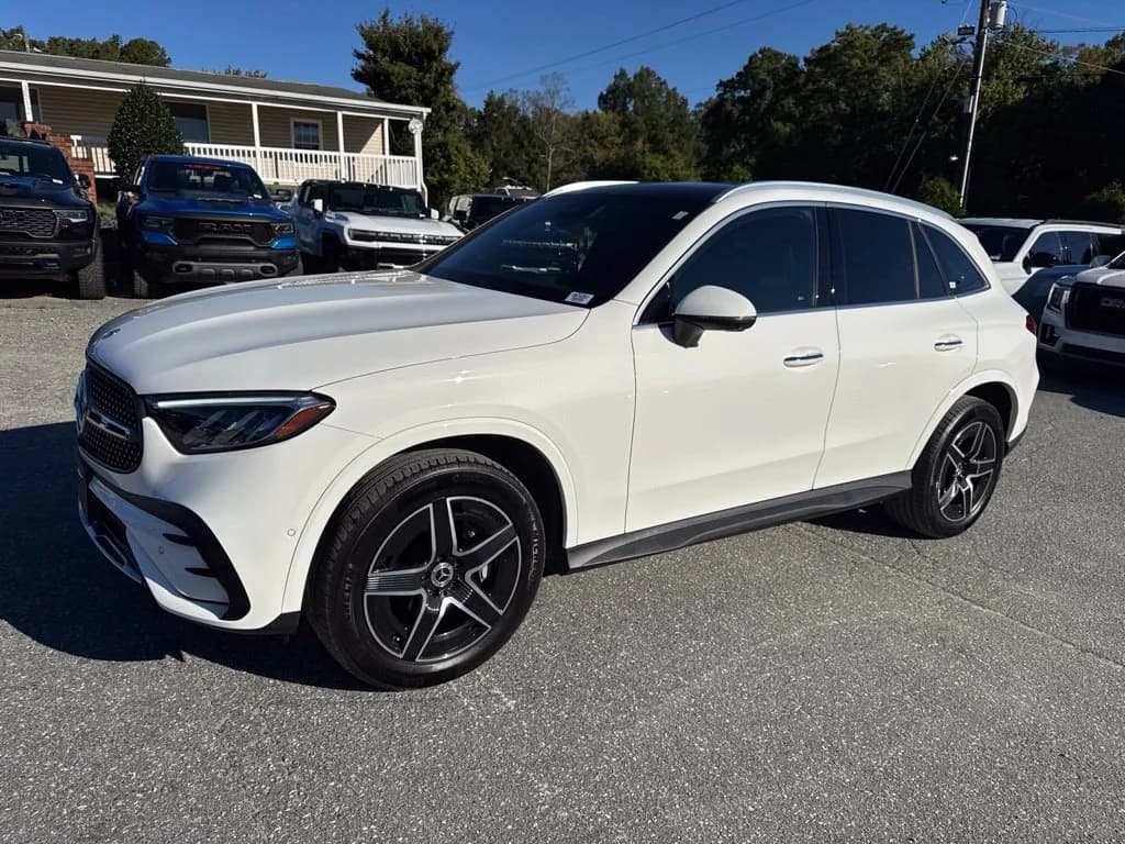 2024 Mercedes-Benz GLC GLC 300 — photo 1 of 35