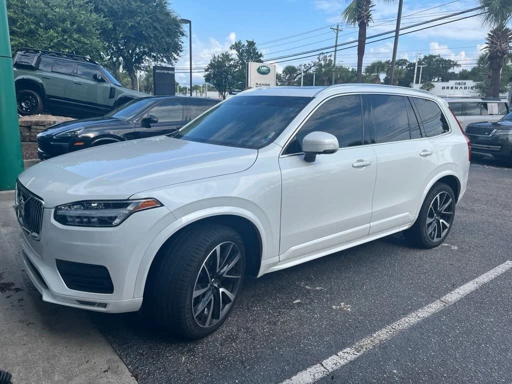 2022 Volvo XC90 T6 Momentum — photo 1 of 11